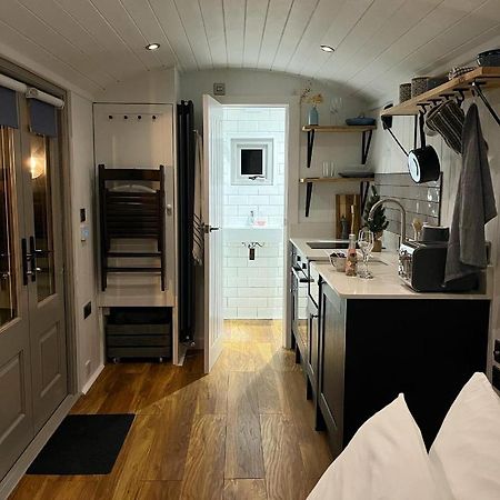 יורק Luxury Shepherds Hut - The Sweet Pea By The Lake מראה חיצוני תמונה