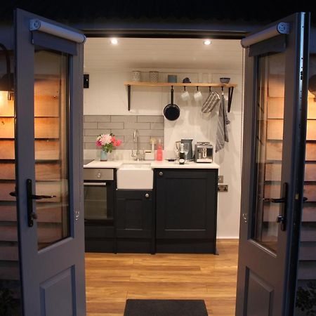 יורק Luxury Shepherds Hut - The Sweet Pea By The Lake מראה חיצוני תמונה