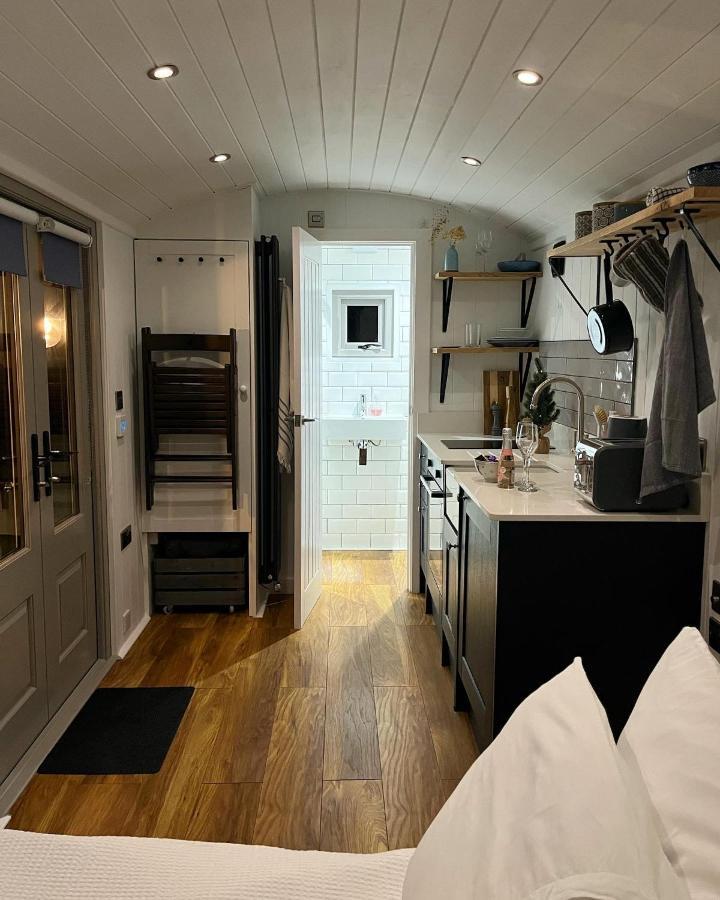 יורק Luxury Shepherds Hut - The Sweet Pea By The Lake מראה חיצוני תמונה