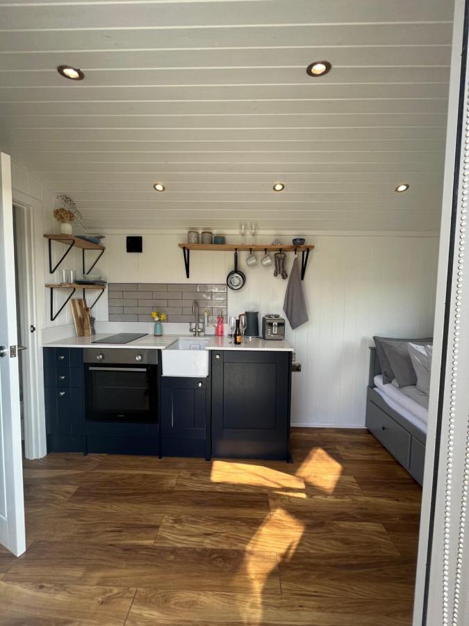 יורק Luxury Shepherds Hut - The Sweet Pea By The Lake מראה חיצוני תמונה