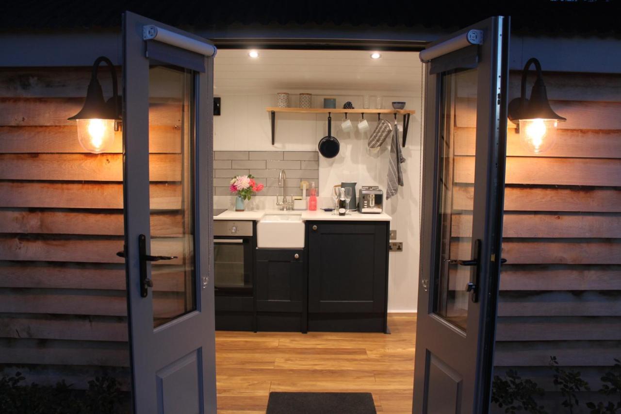 יורק Luxury Shepherds Hut - The Sweet Pea By The Lake מראה חיצוני תמונה