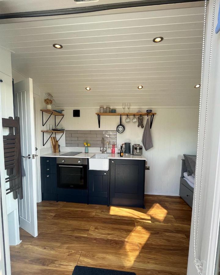 יורק Luxury Shepherds Hut - The Sweet Pea By The Lake מראה חיצוני תמונה