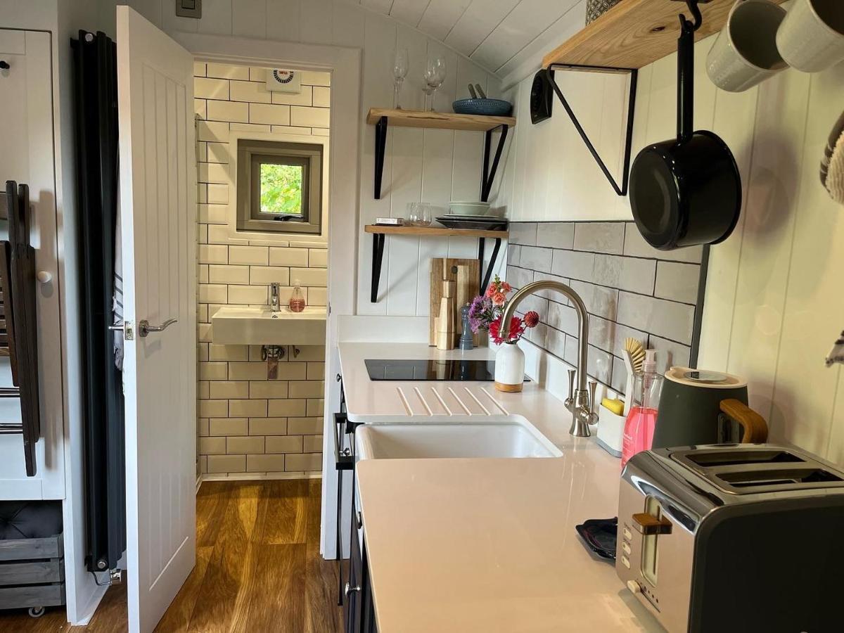 יורק Luxury Shepherds Hut - The Sweet Pea By The Lake מראה חיצוני תמונה